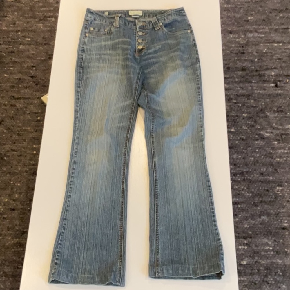 Size 7 open button closure boot cut very cool denim wash